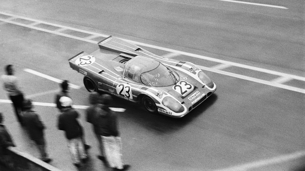 Ричард Эттвуд и Ханс Херрманн, выступавшие на легендарном Porsche 917 KH за команду Porsche Salzburg под стартовым номером 23, первыми пересекли линию финиша.